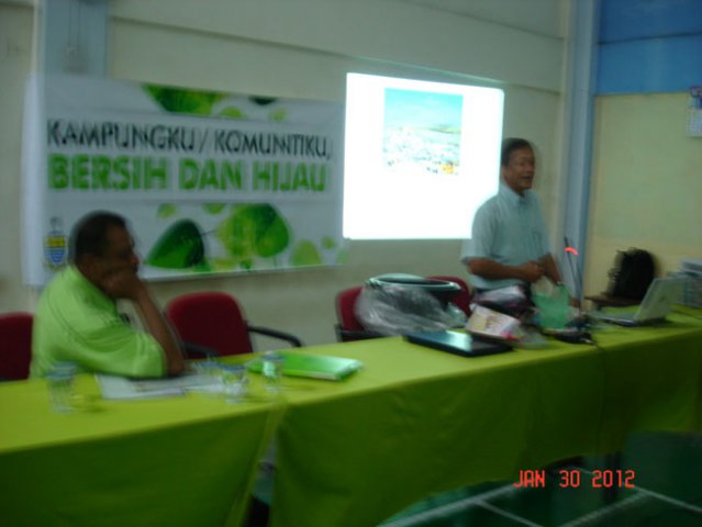 Encik Chew Eng Seng beri ceramah kitar semula di dewan JKKK Taman Alma Jaya pada 30-1-2012